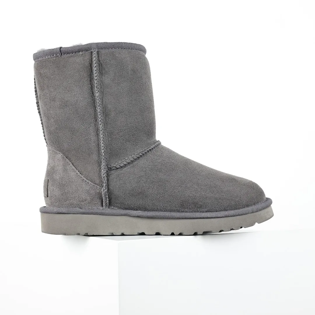 Pick up locally 💰600 Core recommendation Good price Cashmere insoles are a very suitable choice for keeping warm in winter and at home. In the new year, uug launched a series of styles, which are partially geared towards the preferences of young consumers and have also moved to the forefront of fashion trends. Shoe body material Water-repellent coated suede upper 17mm UGGPURE™ implanted wool insole Lightweight non-slip comfortable rubber outsole With brand LOGO Trademark Comes with a full set of packaging Size: 35 36 37 38 39 40